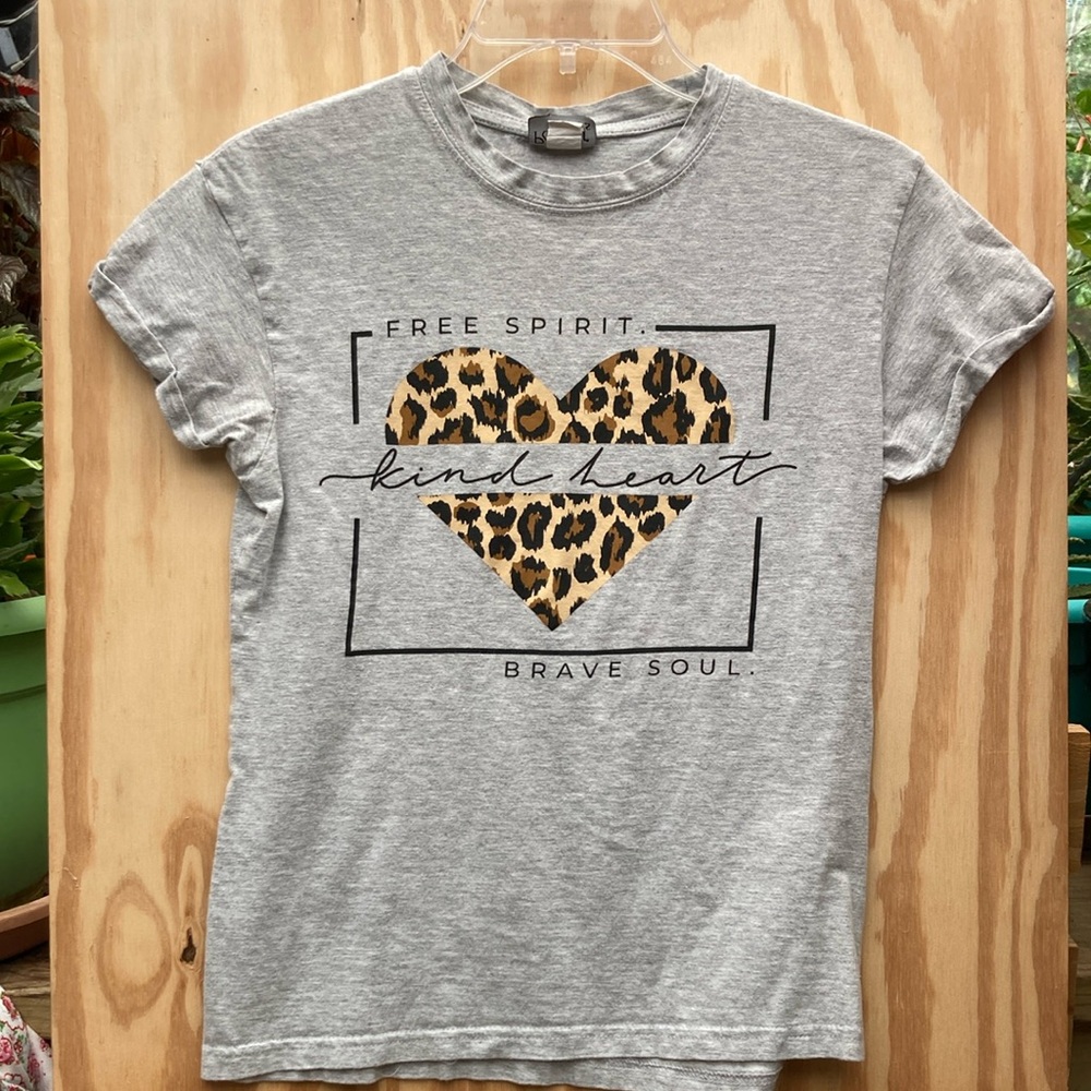 Gray Leopard Heart Short Sleeve T-Shirt, Small
